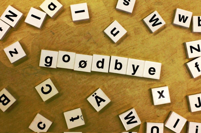 Goodbye geformt aus Scrubblesteinchen