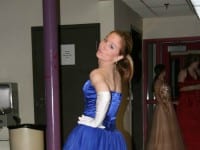 frau-im-blauen-kleid