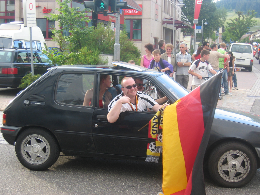 mann-auto-deutsche-fahne