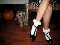 Sitzende Frau Lackschuhe