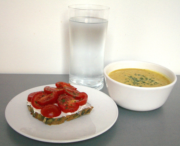 wasser-suppe-tomatenbrot