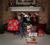 kind-weihnachtsgeschenk-kamin