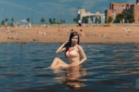 Frau in Bikini im Wasser
