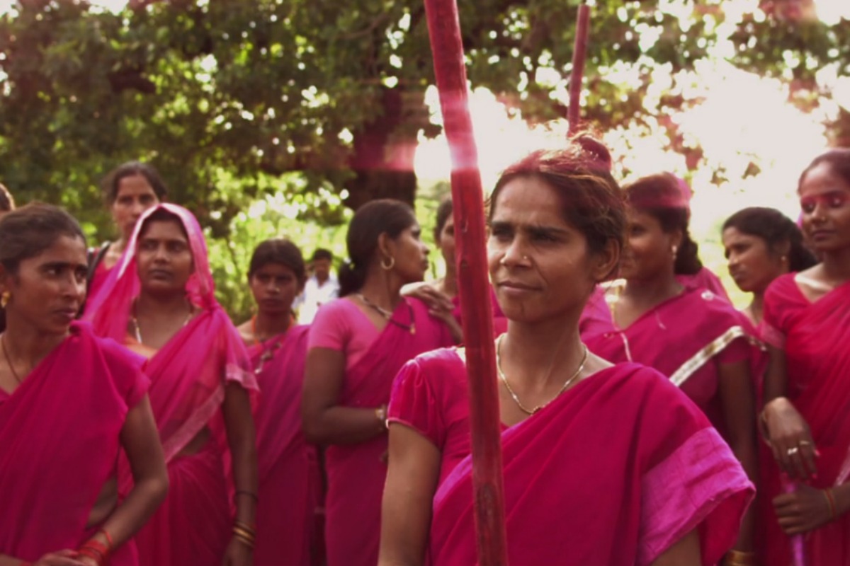 frauen-in-rosa-saris
