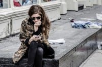 messaging-app-strings-girl-with-smartphone