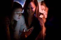 Smartphone-Mädchen-Benachrichtigung