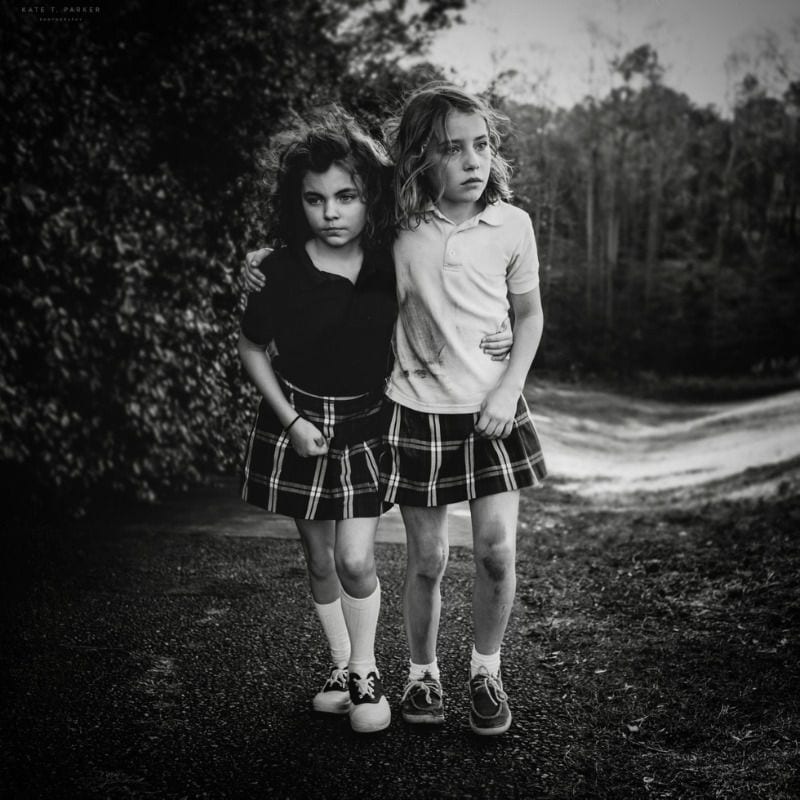 Zwei Schwestern stehen im Wald
