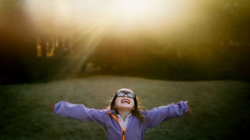 Lila Jacke mit Sonne