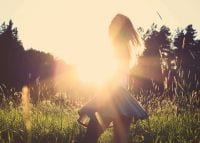 Frau vor Sonnenuntergang