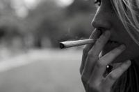 Frau raucht Joint