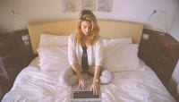 Stockpics Frau Bett Laptop
