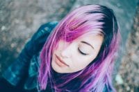 Gonzalo Diaz Fornaro Frau pinke Haare