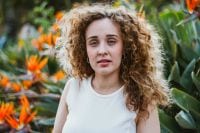 Iulia Pironea Frau Locken Dschungel