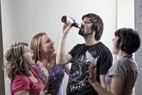 Kristyano Bier Umzingelt Mädels Kerl