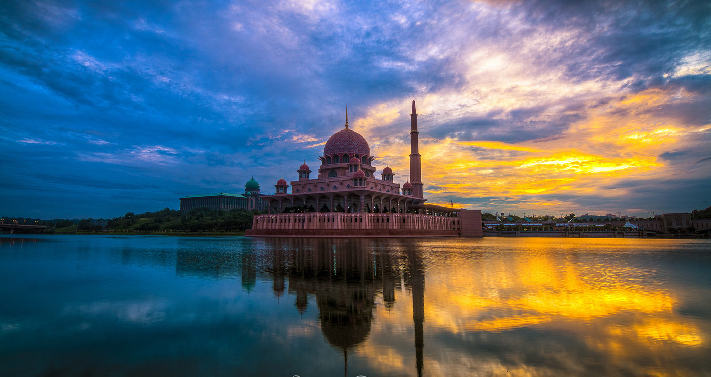 Moschee vor Abendhimmel