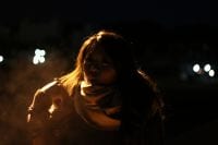 Asiatin atmet Nacht.