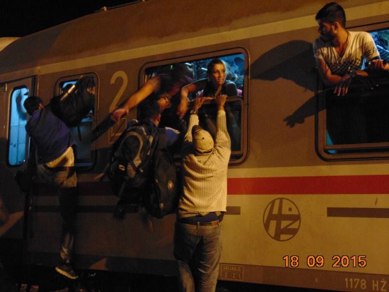 Leute steigen ein in den Zug von Kraotien nach Ungarn