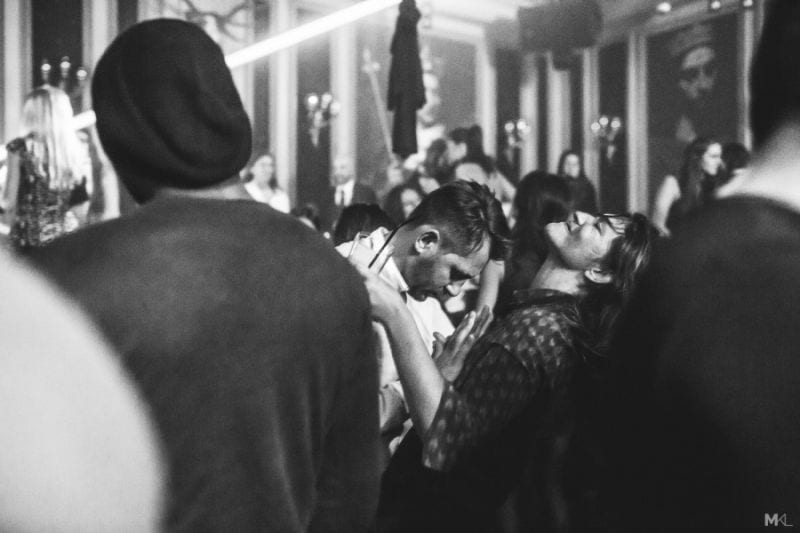 Mikaël Theimer Knutschen Öffentlichkeit