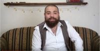 Flüchtling Youtube Firas Alshater Mann auf Sofa