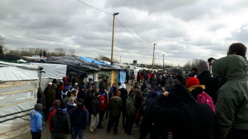 Flüchtlingscamp Calais Menschen bei Räumung