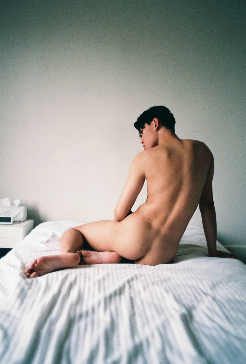 Fotografie Tinder George Downing Mann nackt auf Bett