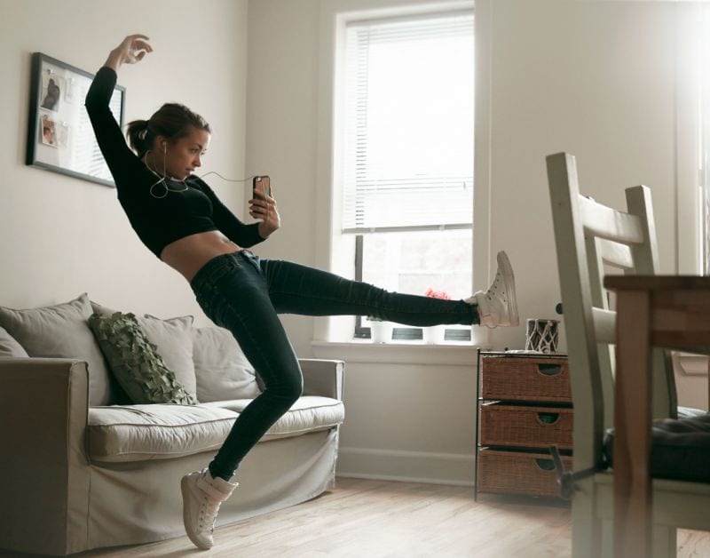 Photos Of Dancers In Their Own Homes Frau in Wohnzimmer