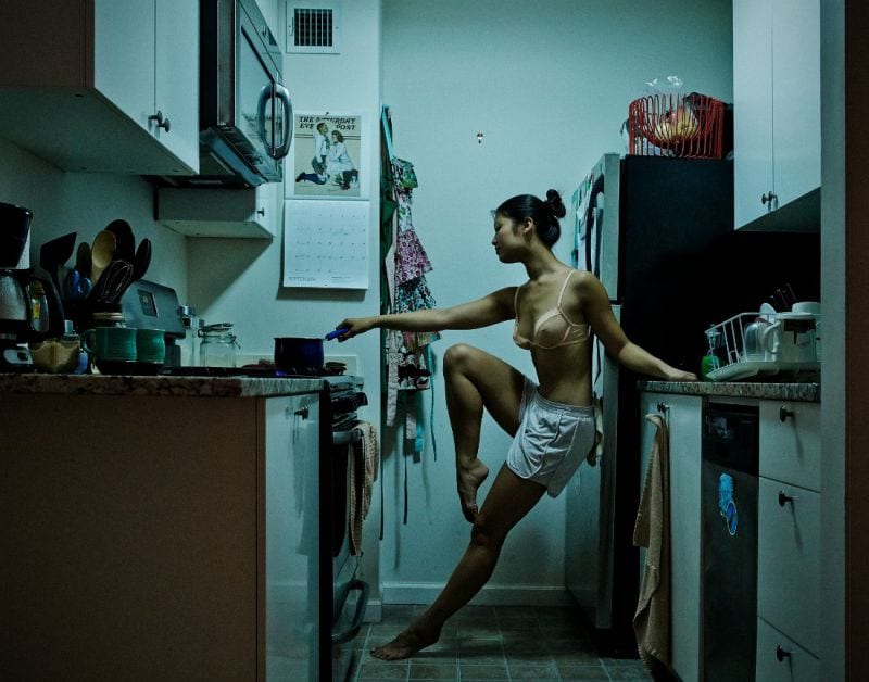 Photos Of Dancers In Their Own Homes Frau beim Kochen