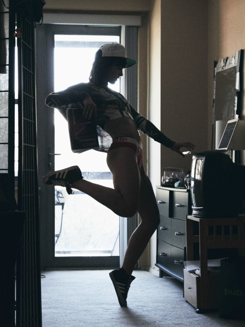 Photos Of Dancers In Their Own Homes Frau in Flur