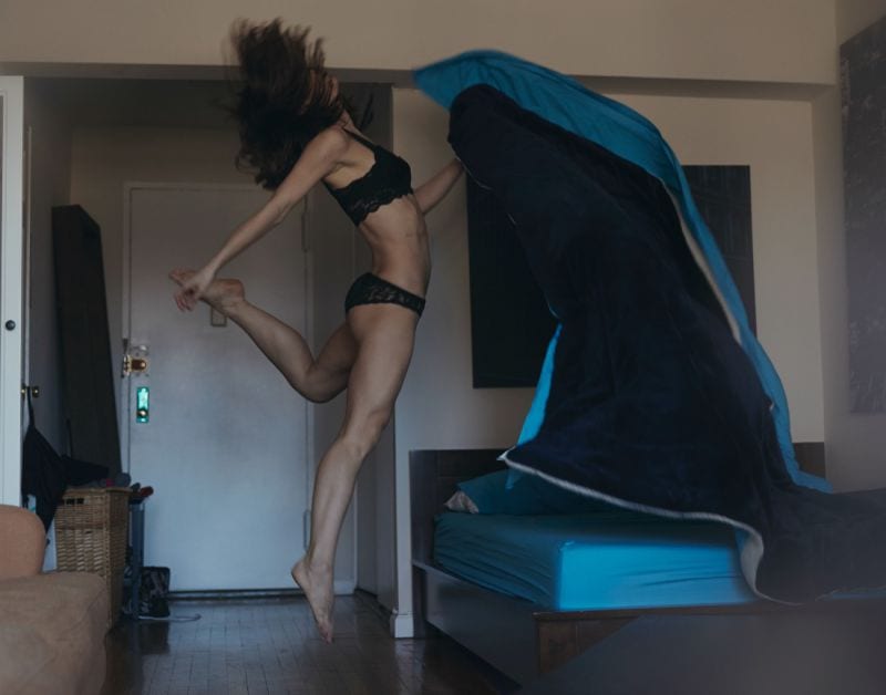 Photos Of Dancers In Their Own Homes Frau vor Bett