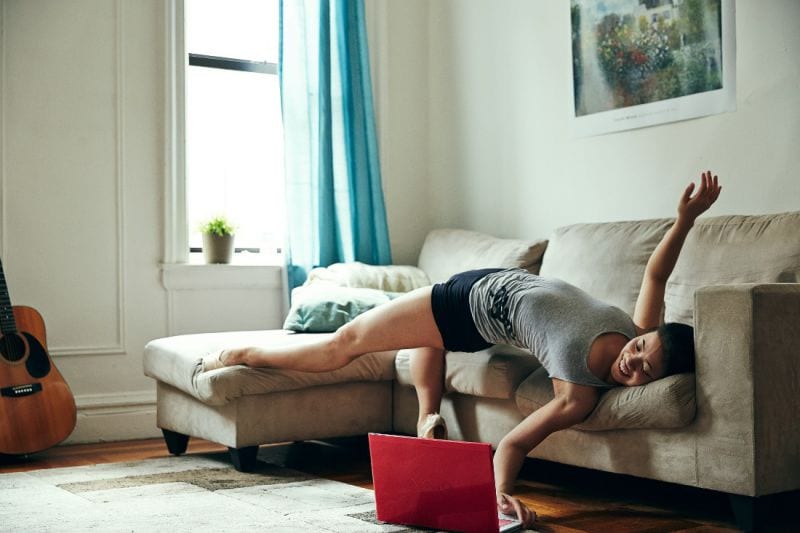 Photos Of Dancers In Their Own Homes Frau auf Sofa