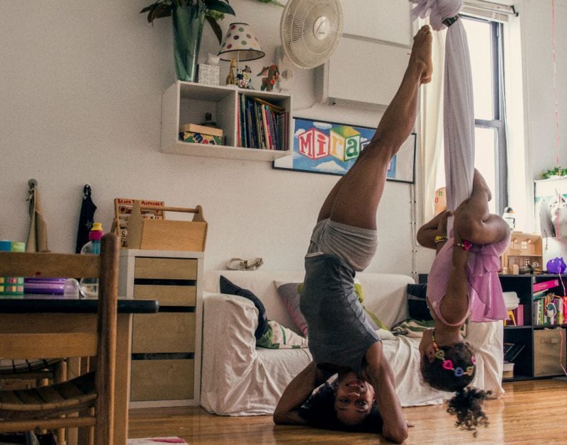 Photos Of Dancers In Their Own Homes Frau mit Kind