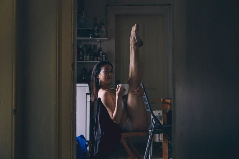 Photos Of Dancers In Their Own Homes Frau trinkt Kaffee