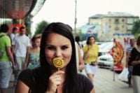 Zuckersteuer Frau mit Lollie