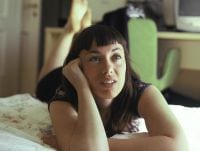 whatismymovie Frau auf Bett fernsehen