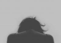 Mädchen traurig schwarz-weiß: Depression Stigma Modeerscheinung Social Media Verständnis Gesellschaft Depression Awareness Week