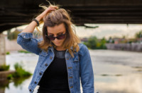 Frau Mann Arschloch hart durchgreifen auf den Tisch hauen Emanzipation