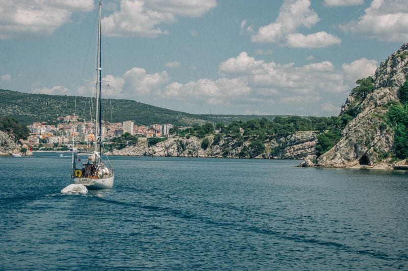 Die Jungs von Seasick Sailing im Wasser.