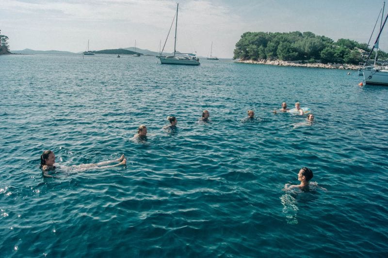 Die Jungs von Seasick Sailing im Wasser.