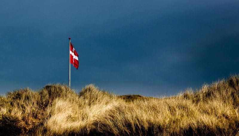 daenemark-flagge-duenen-strand