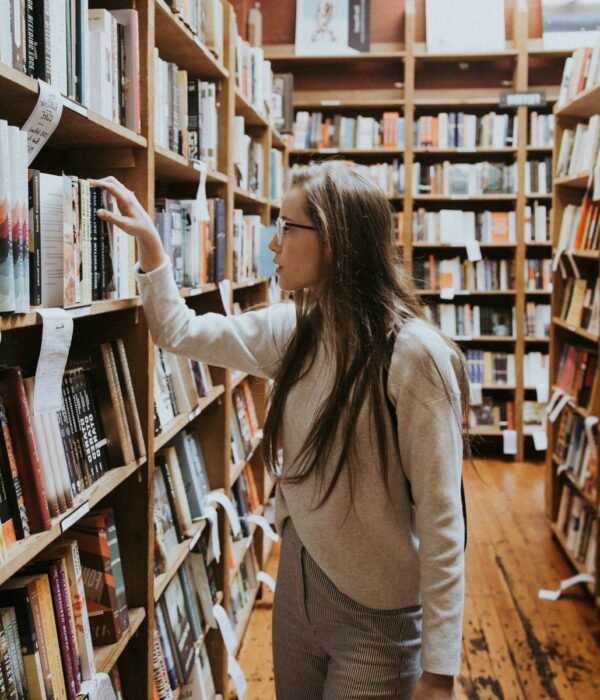 liebeserklaerung-uni-bibliothek-studenten-laptop-stifte-tisch