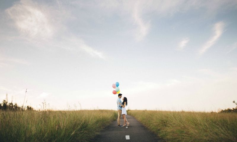 Candice Tim Verlobung Heiratsantrag Straße Luftballons