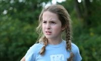 Kind Mädchen genervt Zöpfe T-Shirt Wald