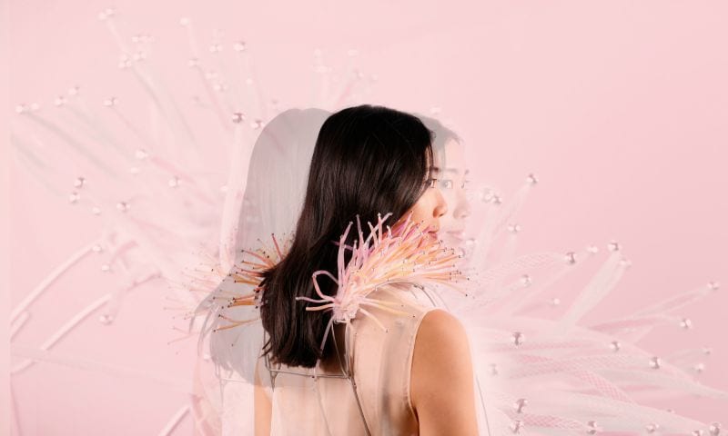 Ripple 7 Frau dreht sich um mit dem teil