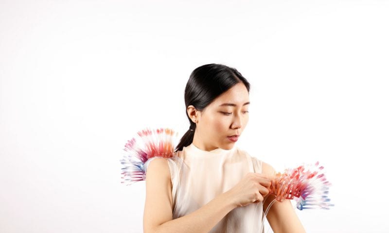 Ripple 9 Frau zieht Feder Ripple an