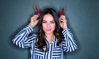 Janina Uhse posiert als "Teufelchen" mit Chilischoten