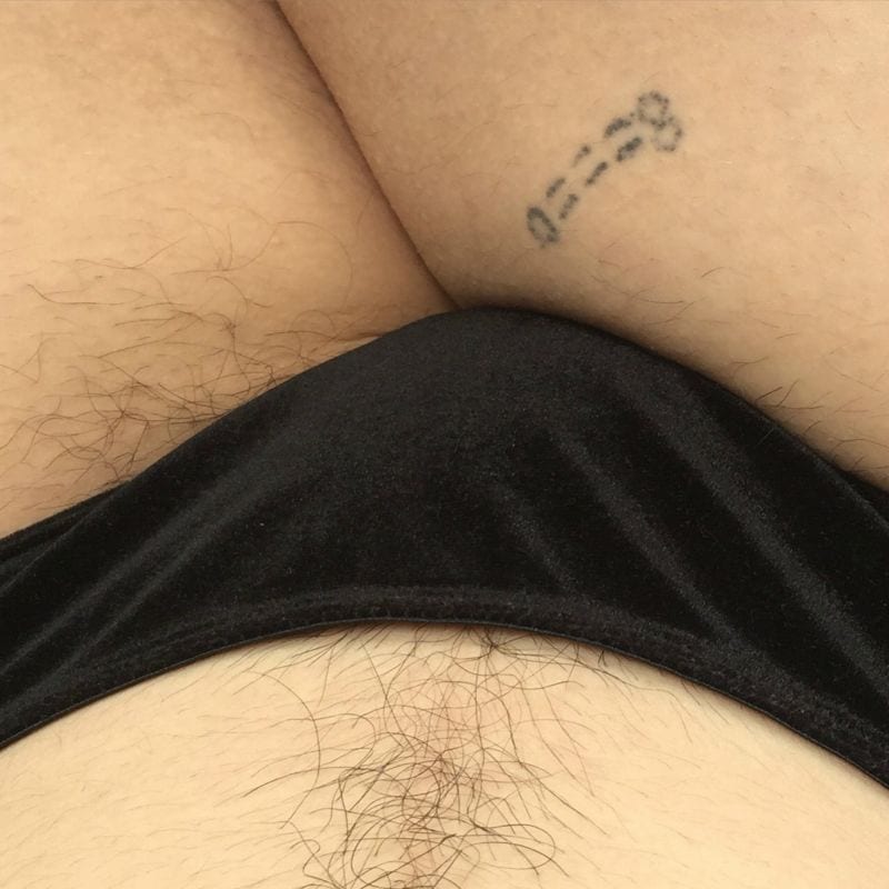 buch pics gelöschte Bilder von Instagram Frau Unterhose Slip Tattoo Schambehaarung