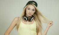 Blonde-Frau-mit-Kopfhörer-und-gelbem-Top-beim-Fotoshooting