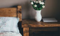 Bett Nachttisch Holz Blumen Vase