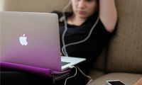 Streamen Frau Laptop Couch