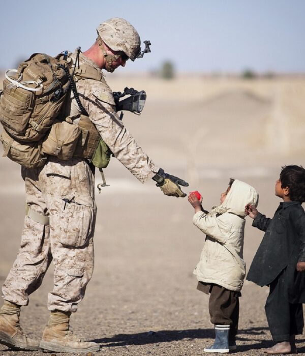 Soldat Kinder Hilfe